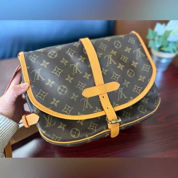 Louis Vuitton Saumur 30 in Monogramπ§‘ - Picture 12 of 17